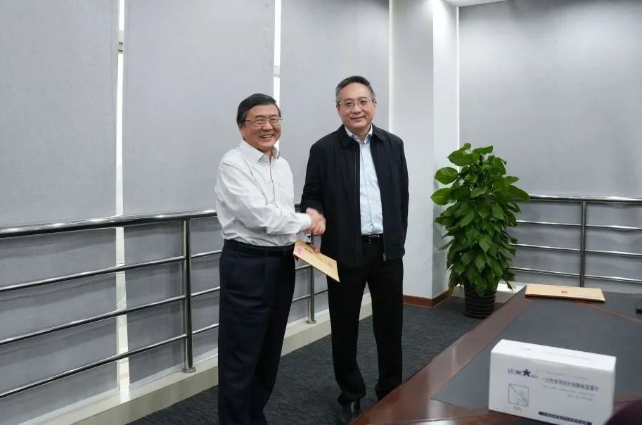 奉賢區(qū)人大常委會黨組書記、主任張培榮一行蒞臨上海山美股份開展“優(yōu)環(huán)境、穩(wěn)經(jīng)濟”大走訪大調(diào)研