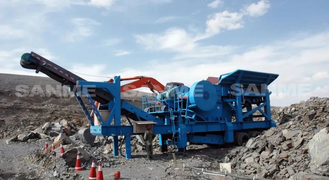 時(shí)產(chǎn)值近600萬(wàn)！山美移動(dòng)式破碎篩分一體站助力江蘇高碳鉻鐵礦破碎項(xiàng)目建設(shè)