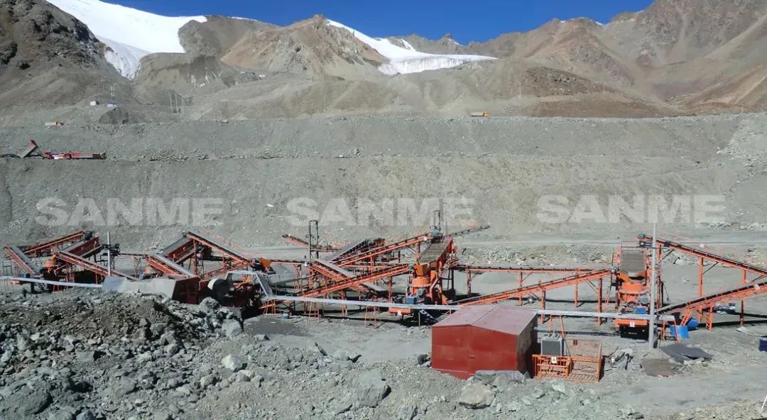 時(shí)產(chǎn)值近600萬(wàn)！山美移動(dòng)式破碎篩分一體站助力江蘇高碳鉻鐵礦破碎項(xiàng)目建設(shè)