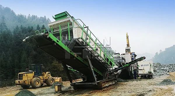 時(shí)產(chǎn)值近600萬(wàn)！山美移動(dòng)式破碎篩分一體站助力江蘇高碳鉻鐵礦破碎項(xiàng)目建設(shè)